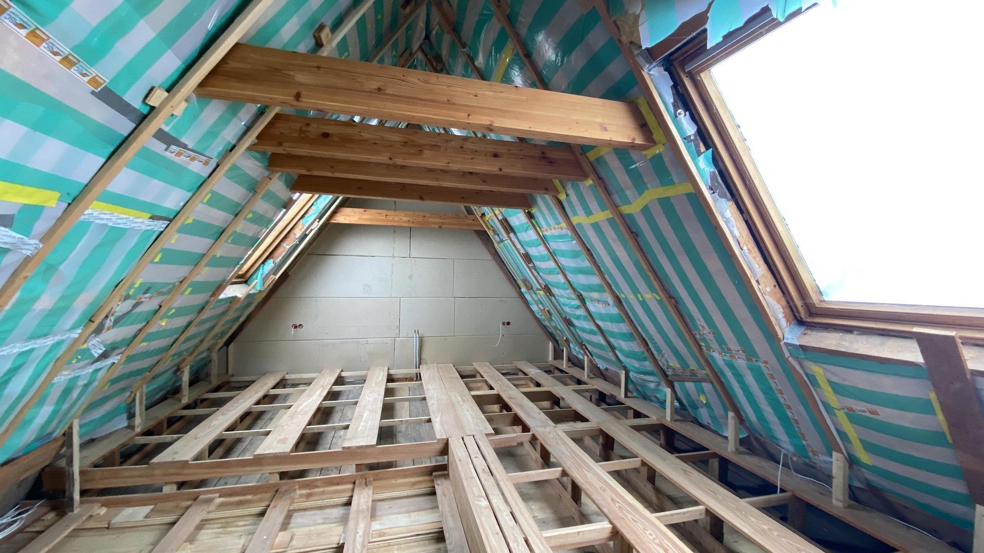 Dachgeschoss mit großen Fenstern