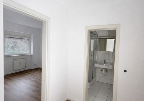 Vom Flur zu Schlafzimmer & Bad