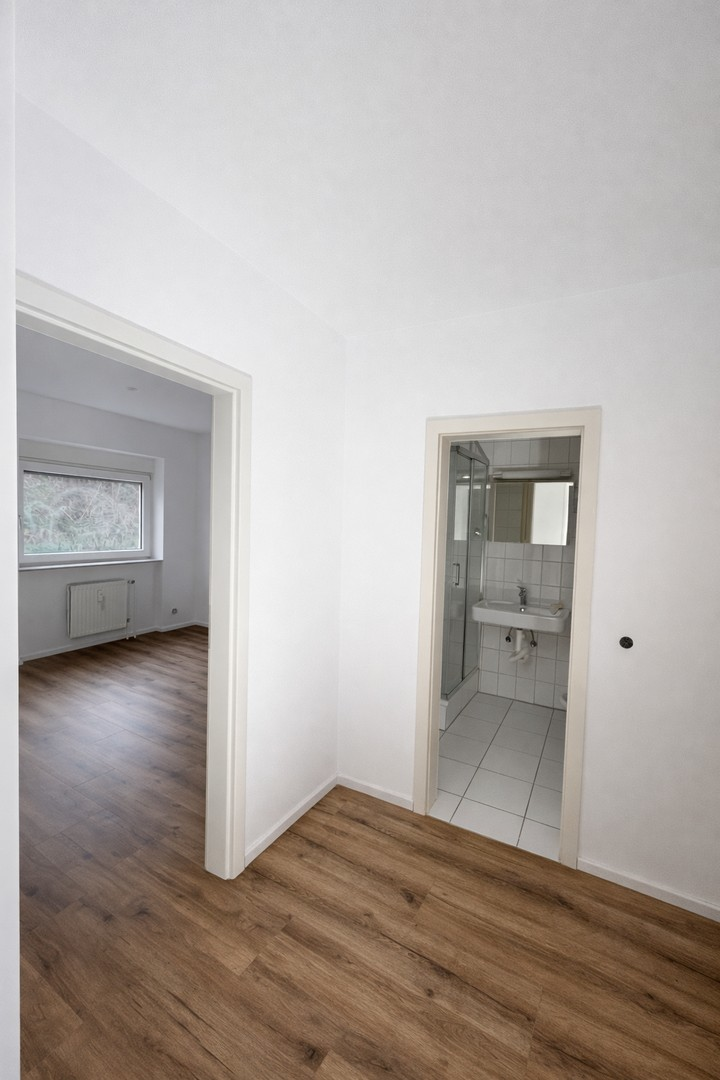 Vom Flur zu Schlafzimmer & Bad