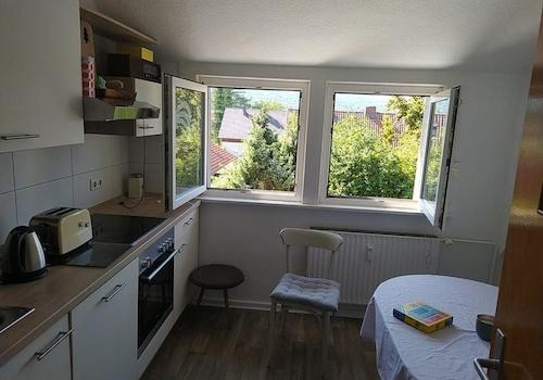 Küche mit Geschirrspülmaschine