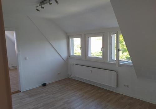 Vorn rechts drei Erkerfenster