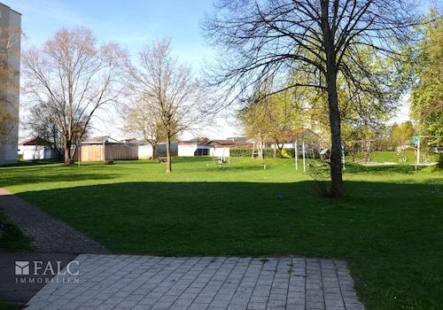 Aussenanlage Spielplatz und Grünfläche