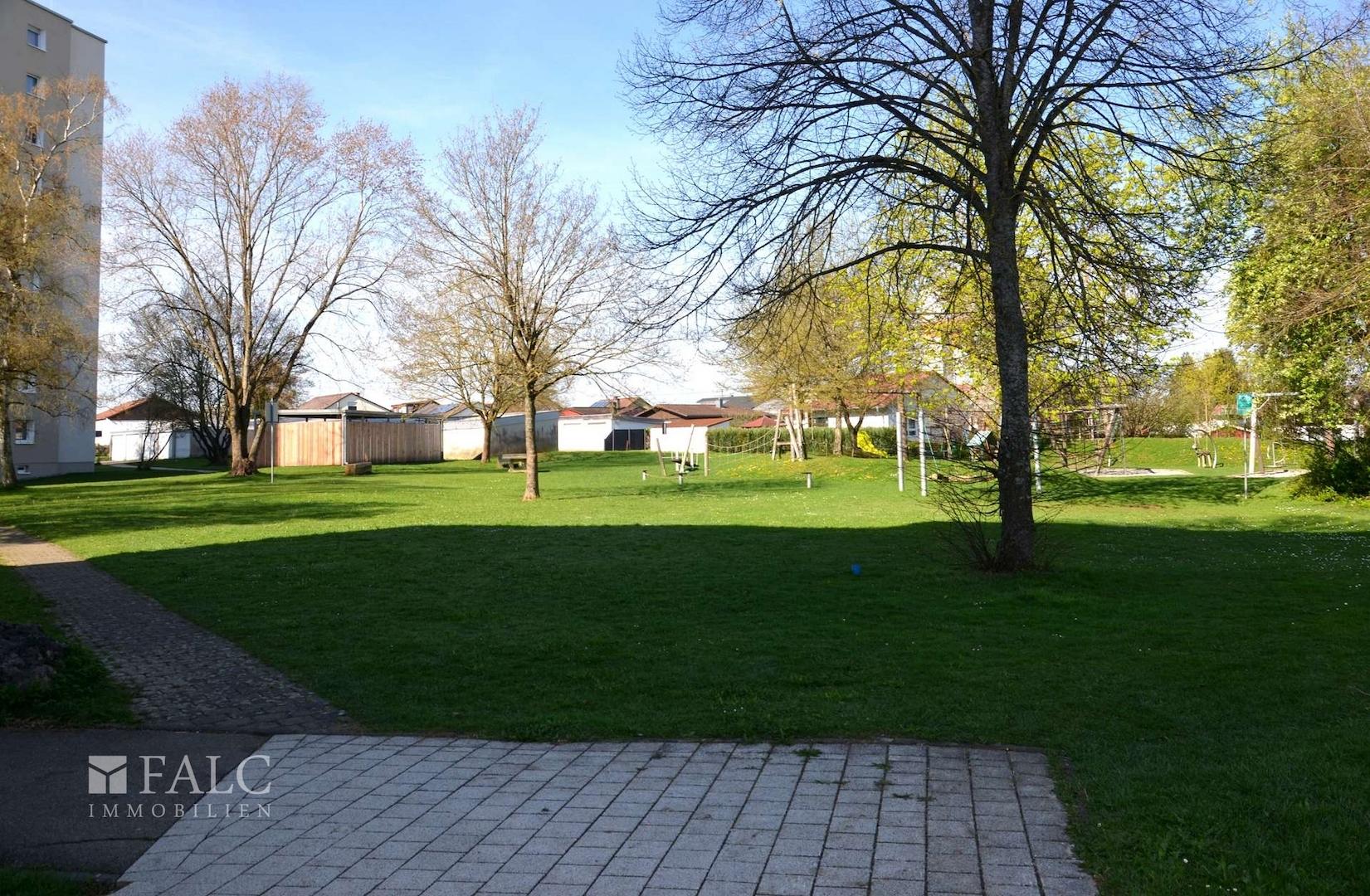 Aussenanlage Spielplatz und Grünfläche