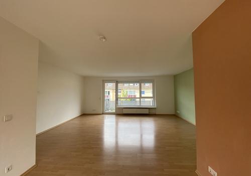 Helles Wohnzimmer mit Balkon