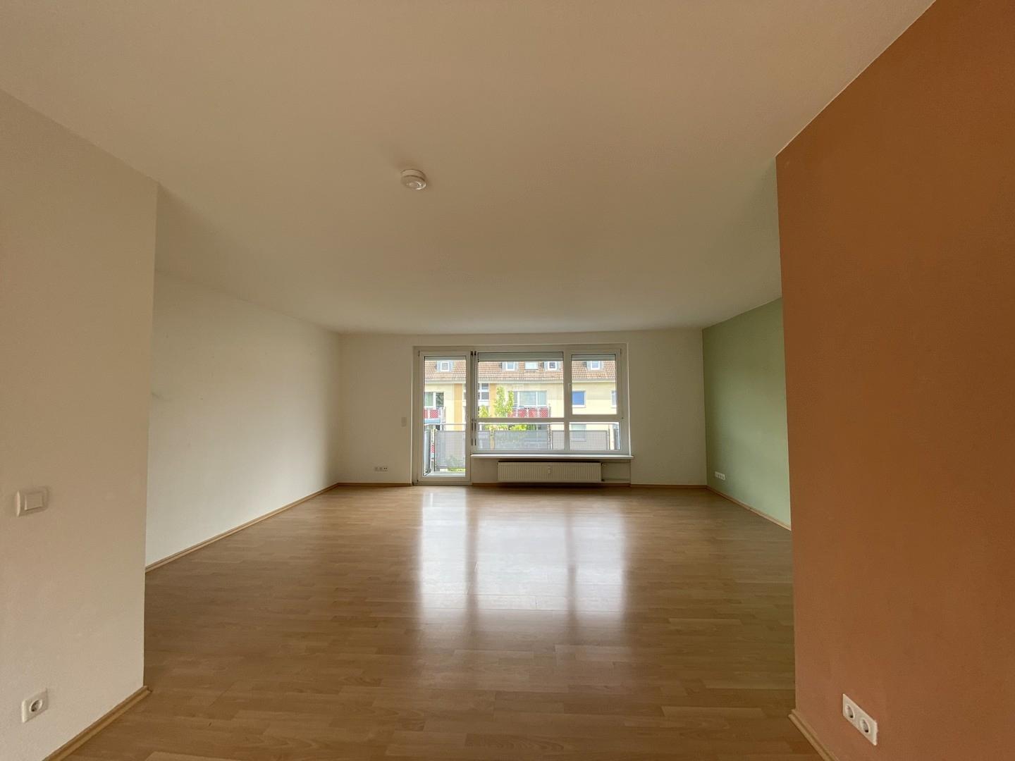 Helles Wohnzimmer mit Balkon