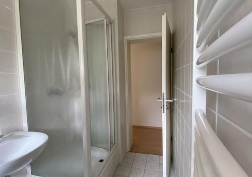 Bad mit Wanne und Duschkabine