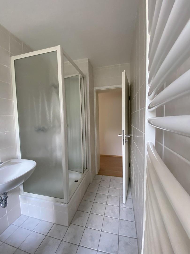 Bad mit Wanne und Duschkabine