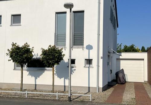 Lange Auffahrt - Garage