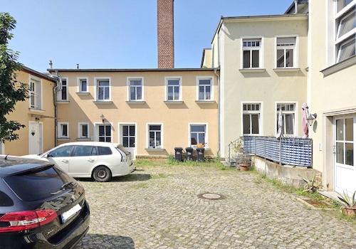 Seitengebaude  Stellplatze