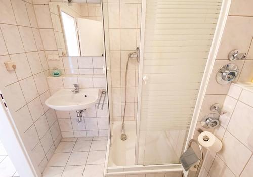 Bad mit Dusche und WMA