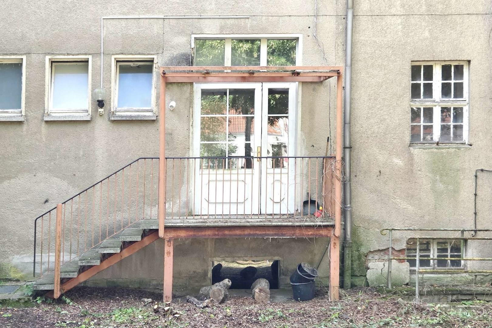 Eingang DDR-Bau