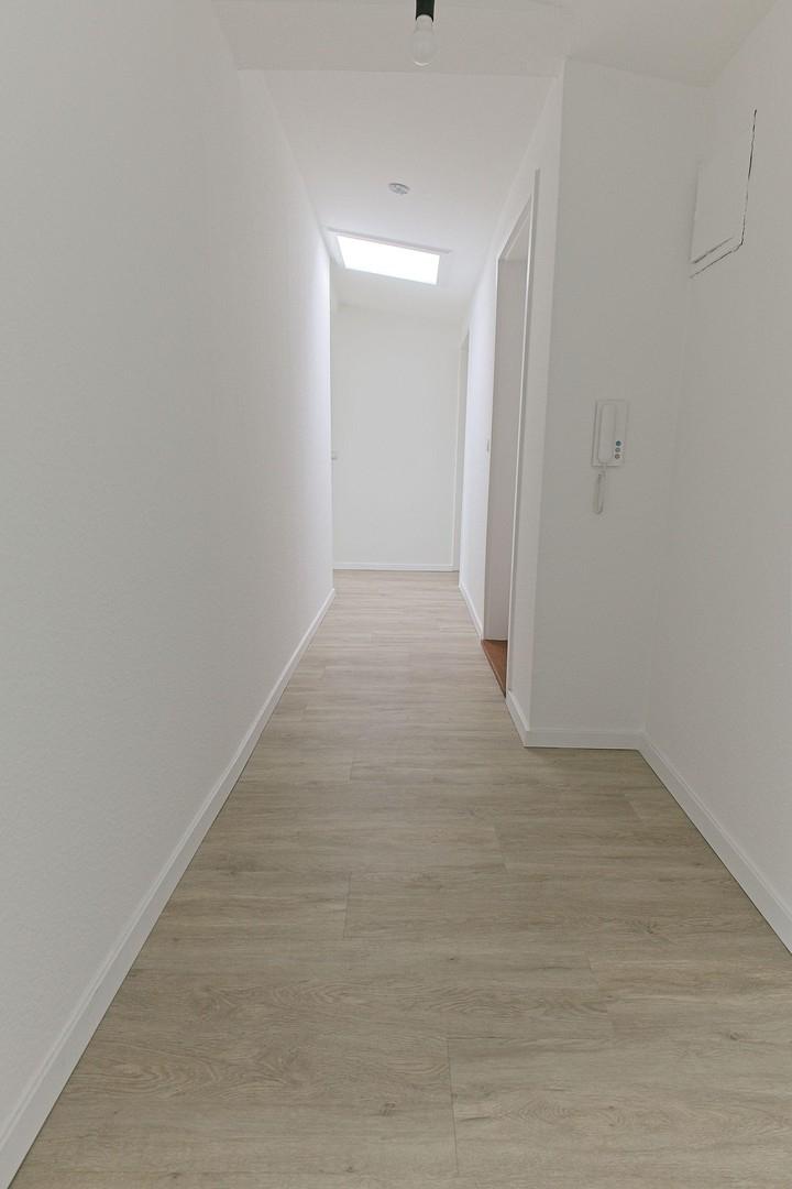 Blick vom Wohnzimmer i.d. Flur