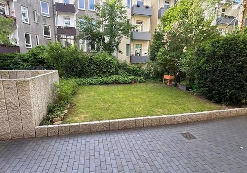 neu gestalteter Hof mit Garten