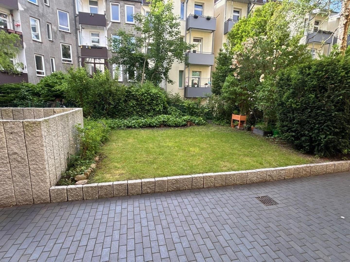 neu gestalteter Hof mit Garten