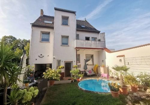 Blick auf Nachbarhaus und Park