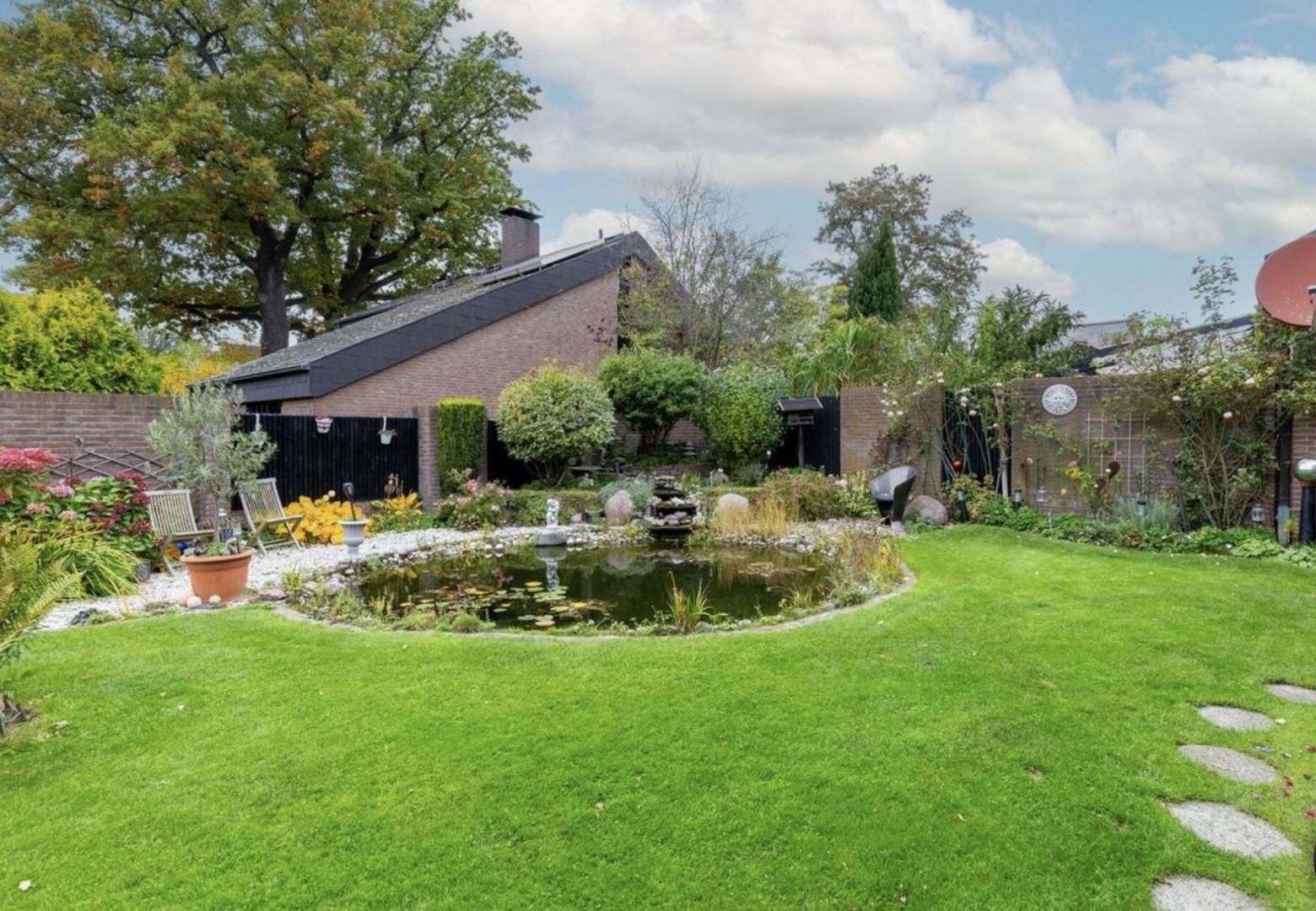 Blick  Terrasse auf den Teich