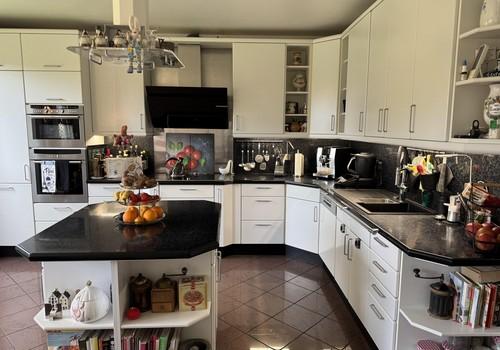 Einbauküche mit Mitteltresen