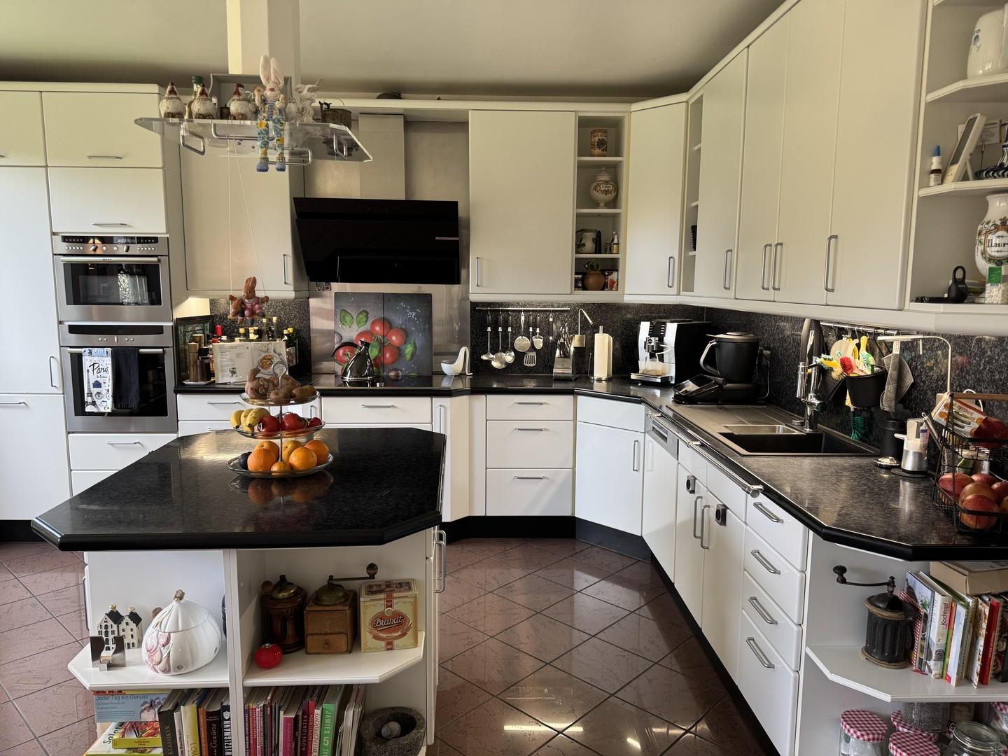 Einbauküche mit Mitteltresen