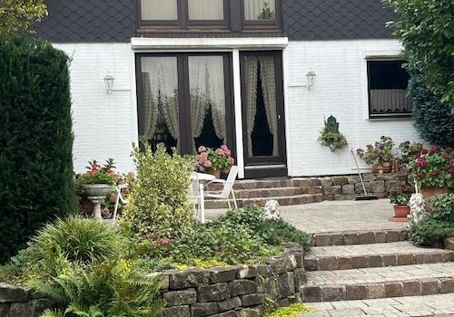 Hausansicht Gartenseite Terrasse