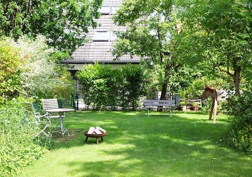 Garten mit Bäumen, Büschen …