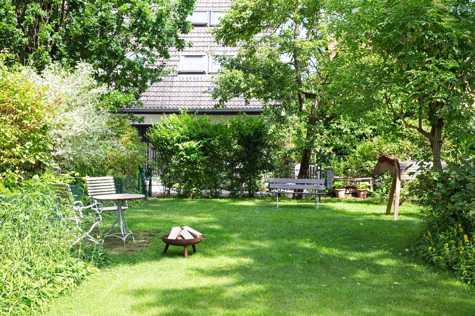 Garten mit Bäumen, Büschen …