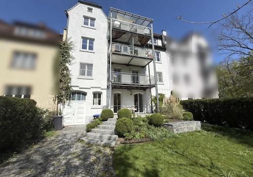 Blick vom Garten auf das Wohnhaus