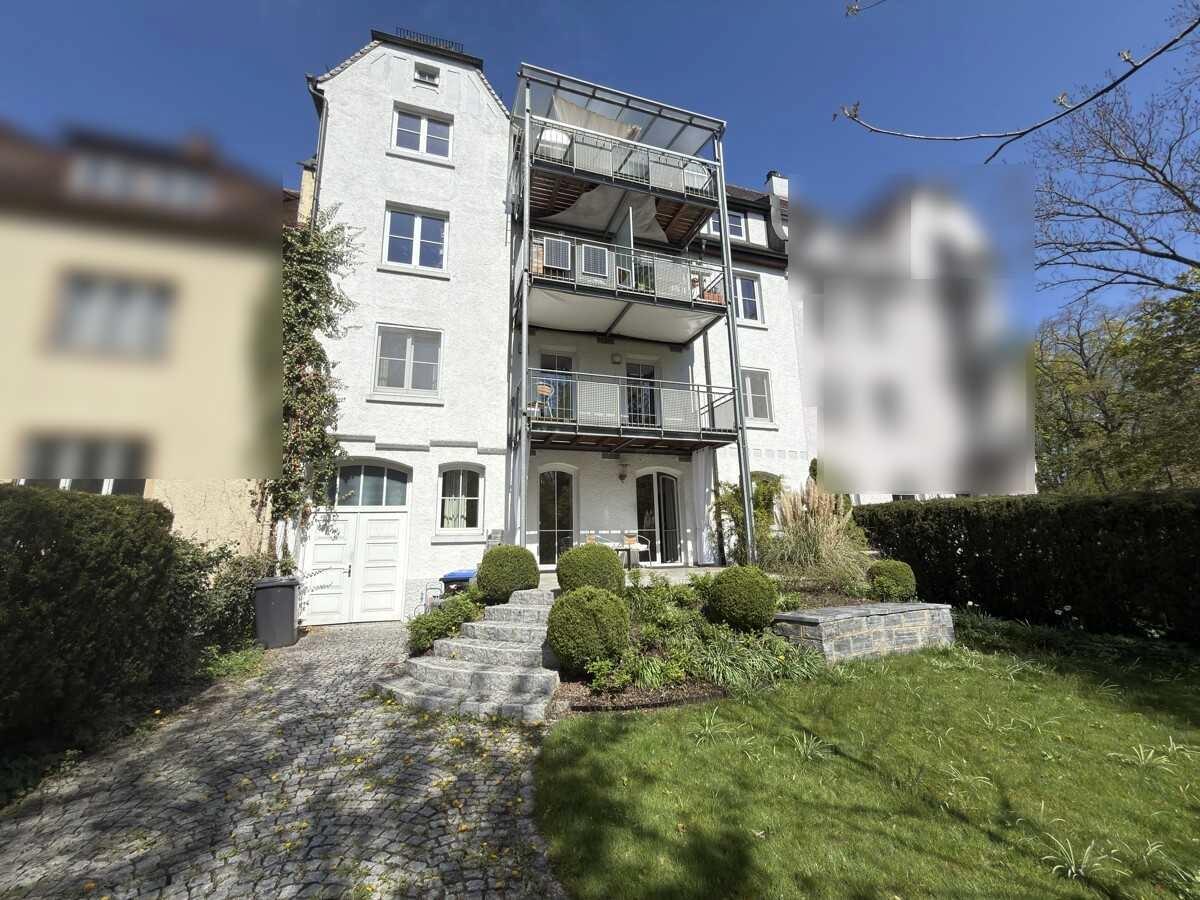 Blick vom Garten auf das Wohnhaus