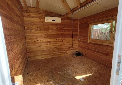 Gartenhütte innen.