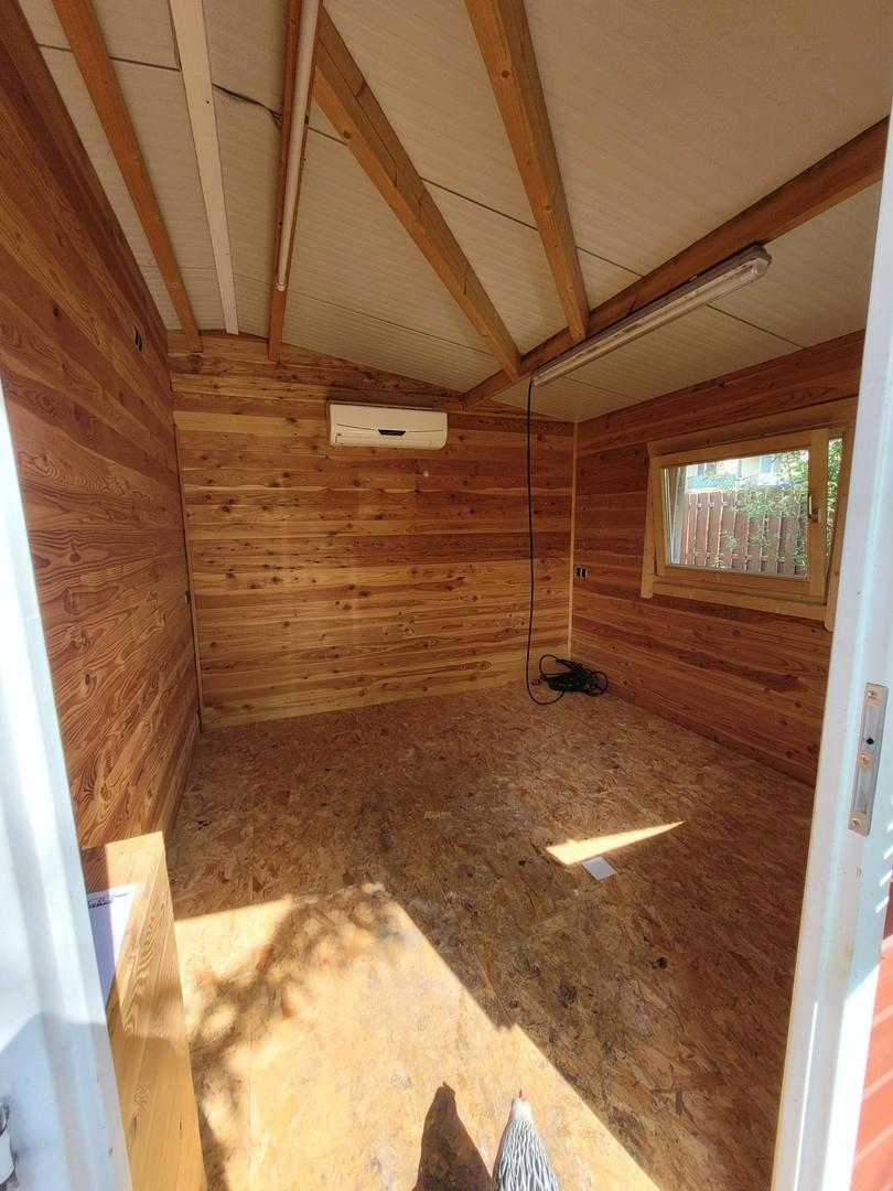 Gartenhütte innen.