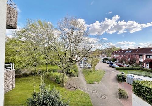 ... Blick auf den Vorplatz der gepflegten Wohnanlage