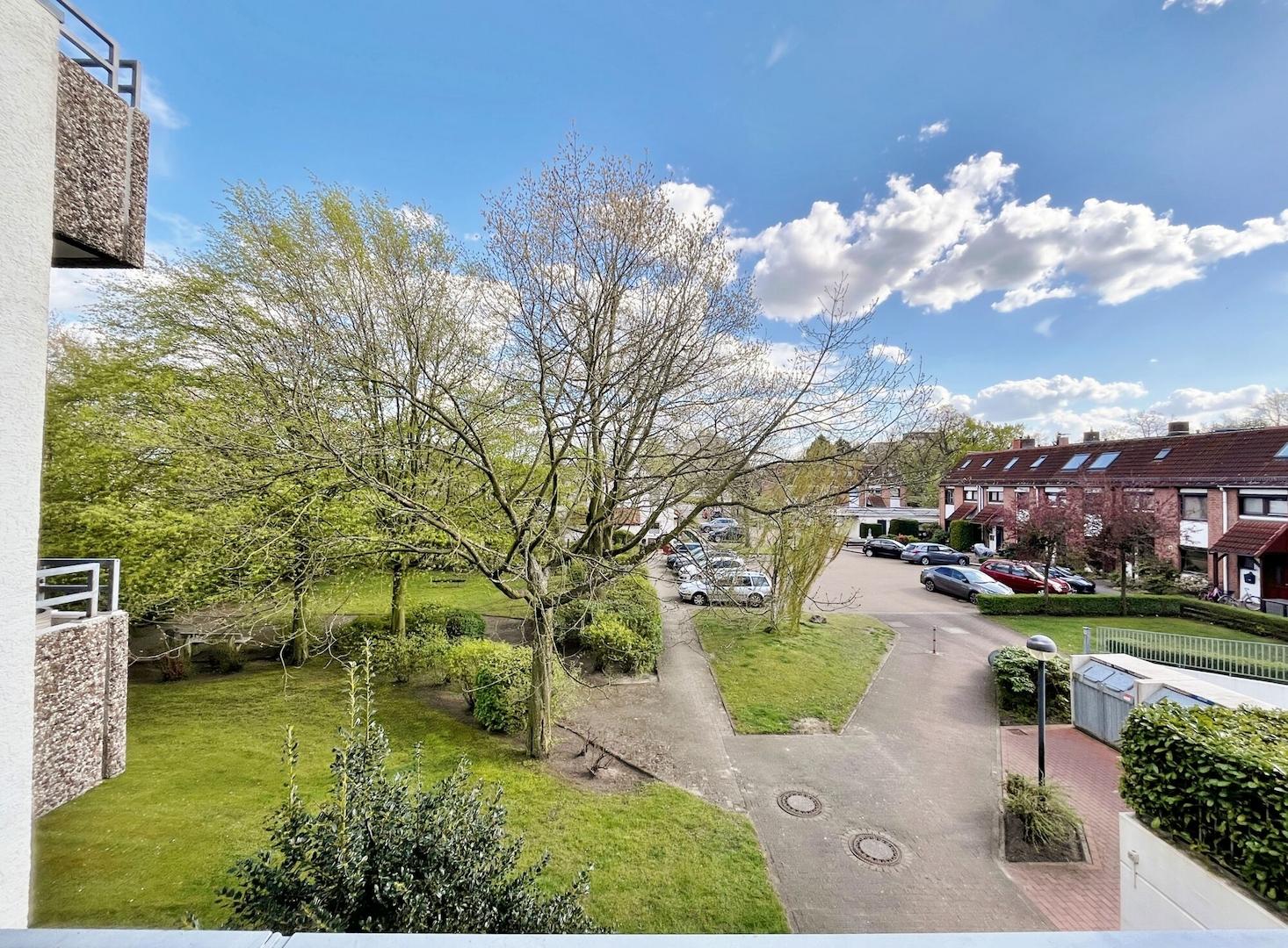 ... Blick auf den Vorplatz der gepflegten Wohnanlage