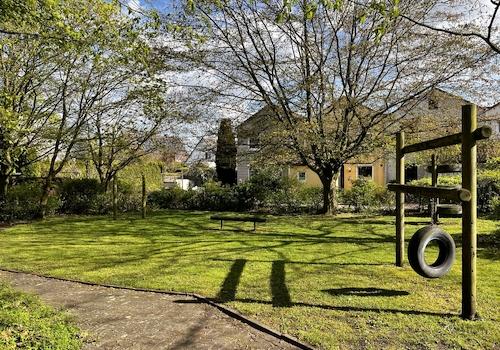 Spielplatz vor dem Haus