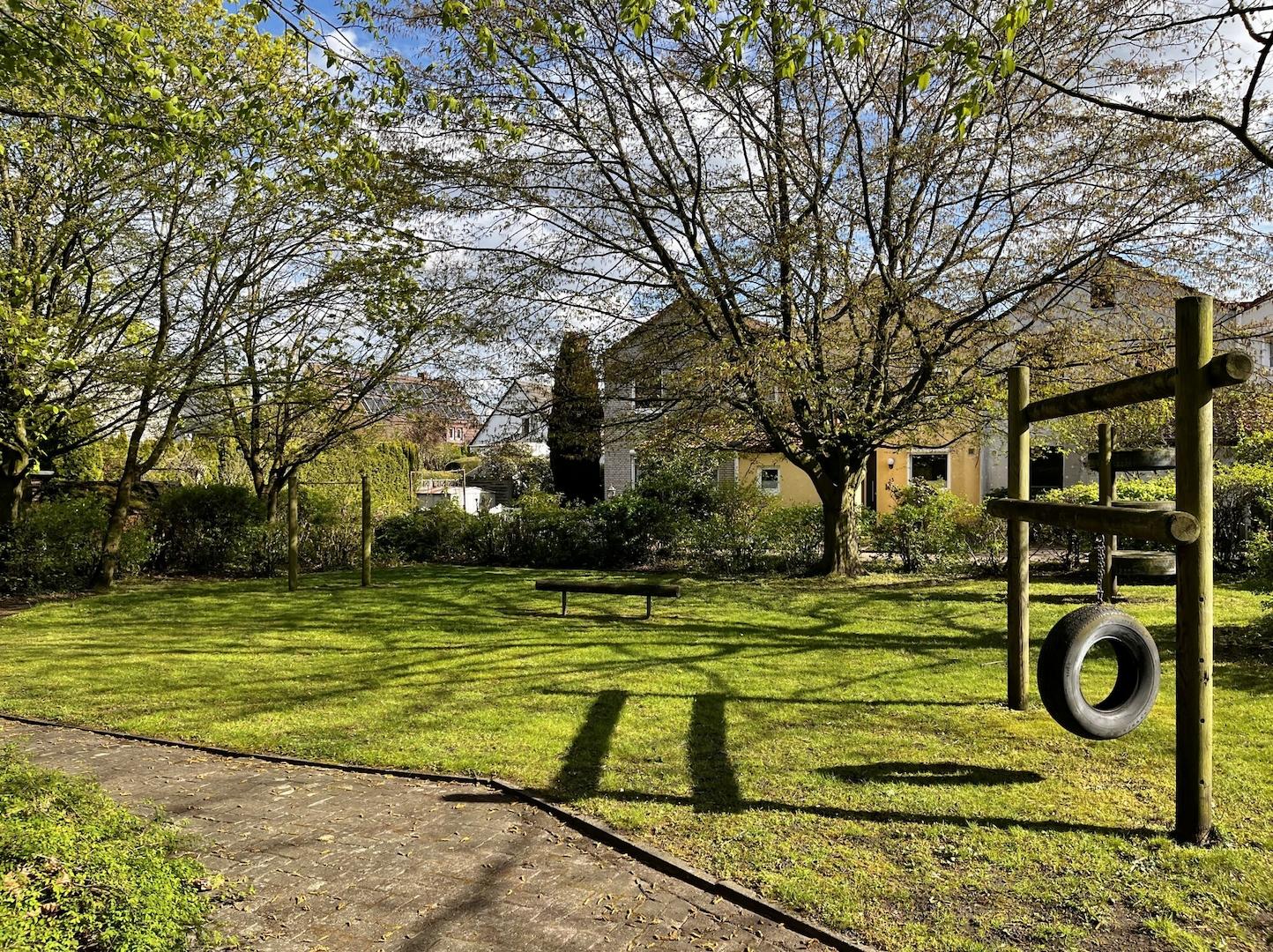 Spielplatz vor dem Haus