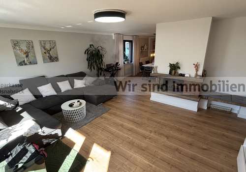 Wohnzimmer mit inaktivem Kamin