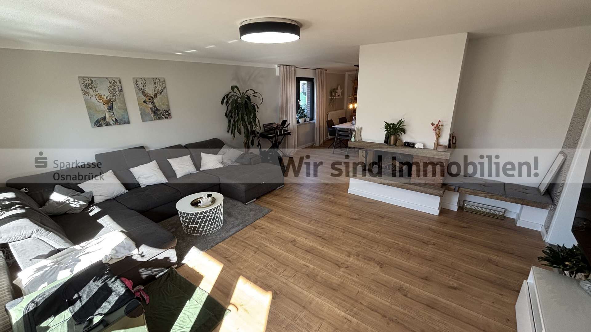 Wohnzimmer mit inaktivem Kamin