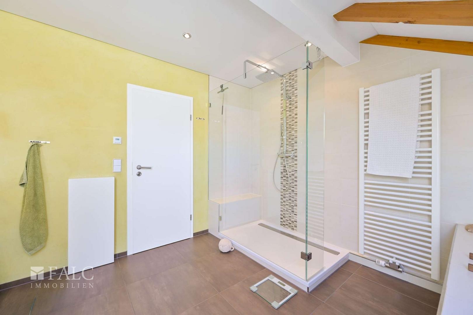 DG Badezimmer Blick Dusche