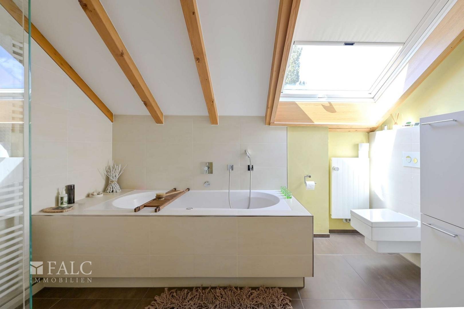 DG Badezimmer Wanne WC