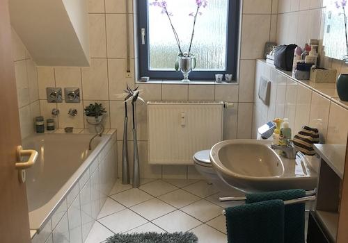 Bad mit Dusche und Wanne