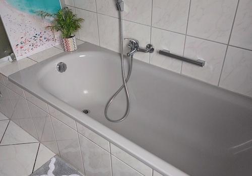 Bad mit Wanne und Dusche