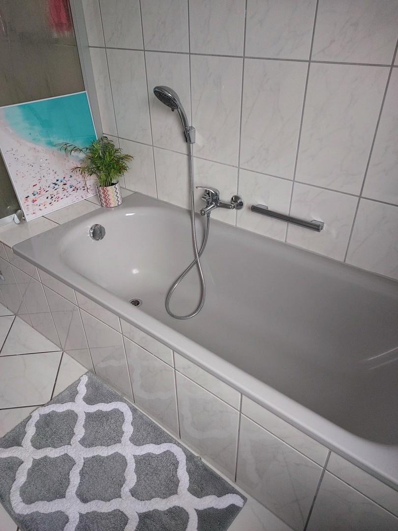 Bad mit Wanne und Dusche