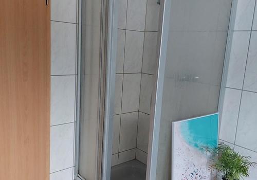Bad mit Wanne und Dusche