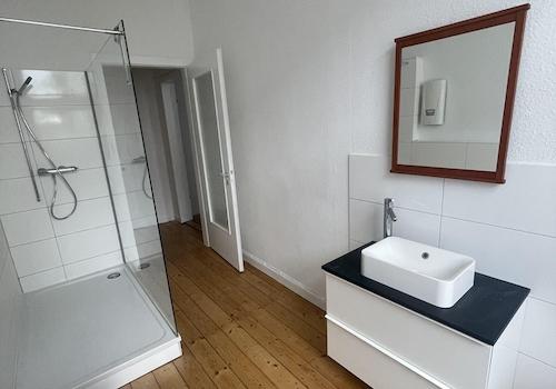 Sehr große Dusche