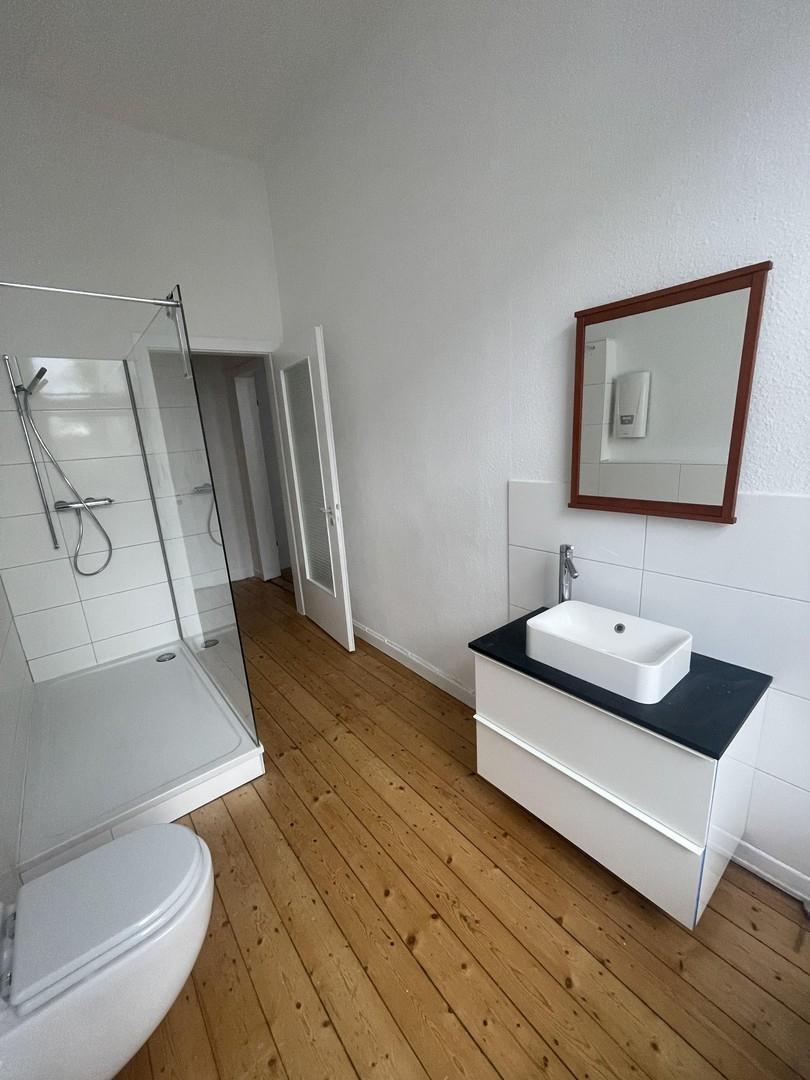 Sehr große Dusche