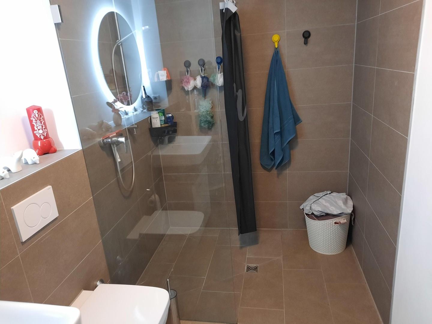 Bad, große Dusche
