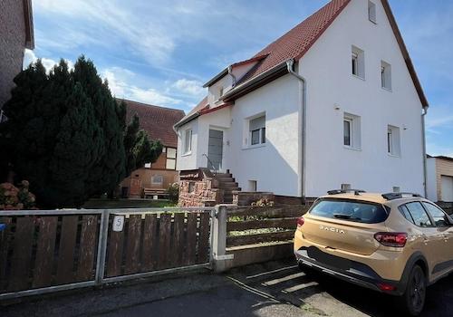 Hausansicht von der Straße