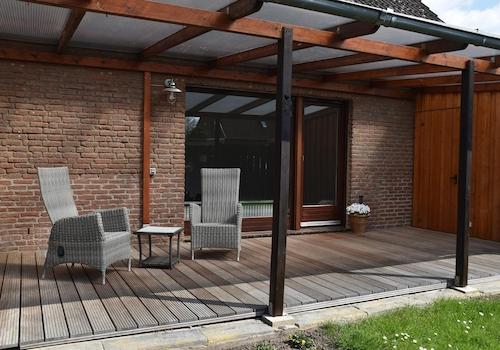 Terrasse mit Gartenhaus
