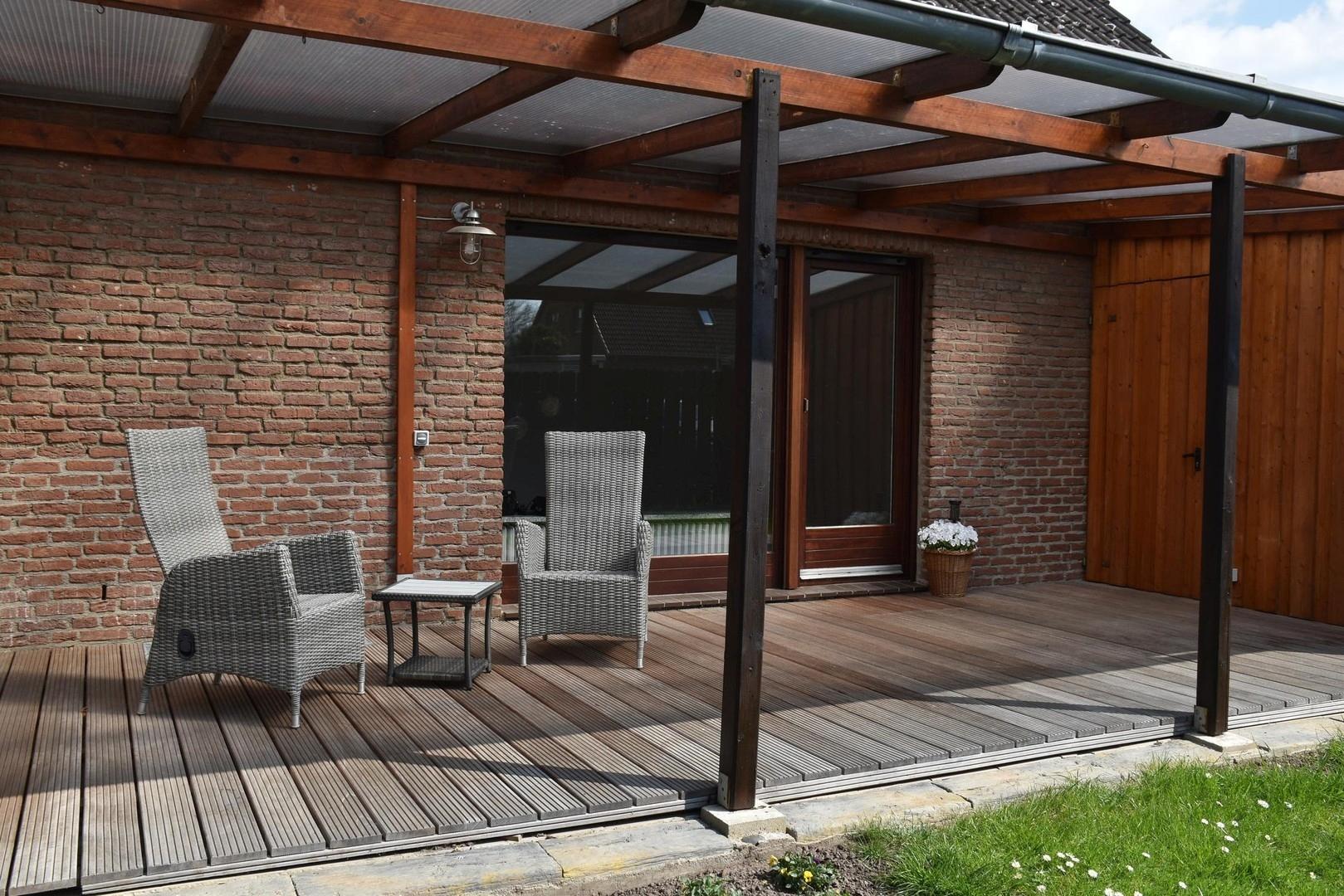 Terrasse mit Gartenhaus