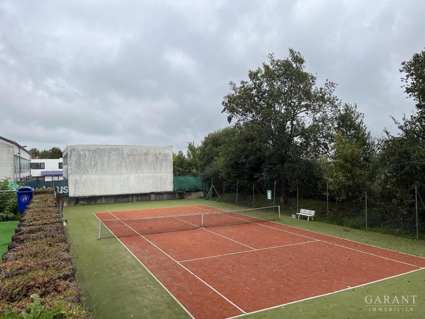 Tennisplatz mit Gartenhütte
