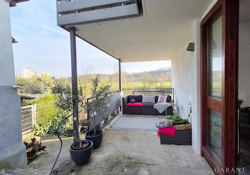 Unter dem Balkon