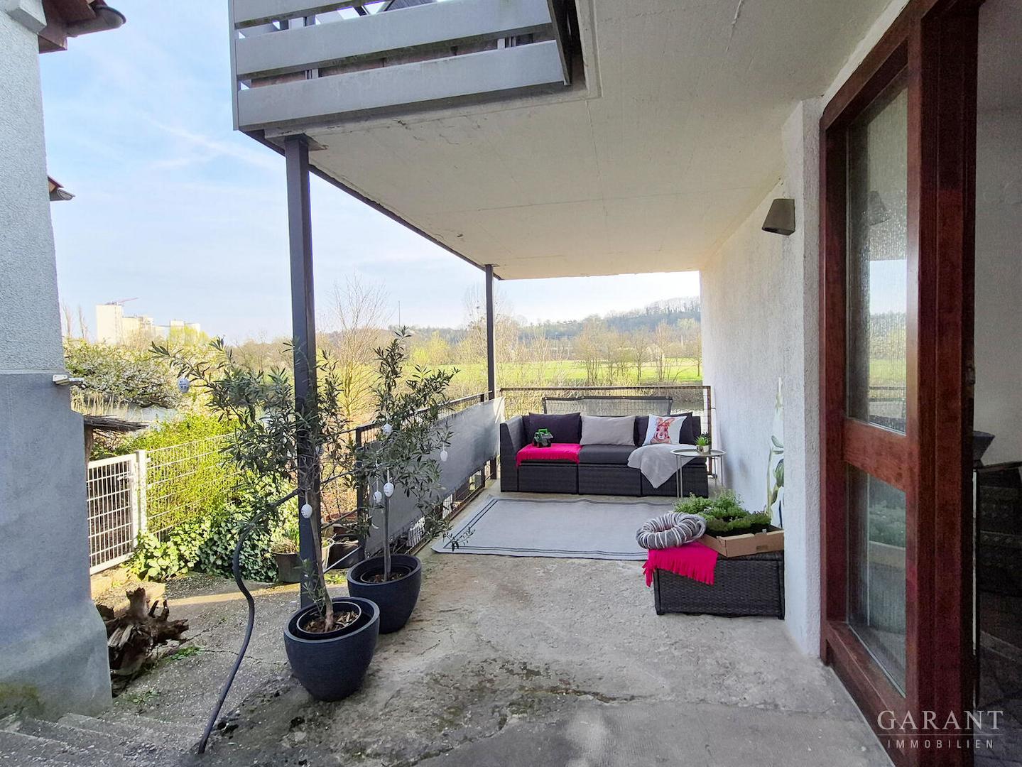 Unter dem Balkon